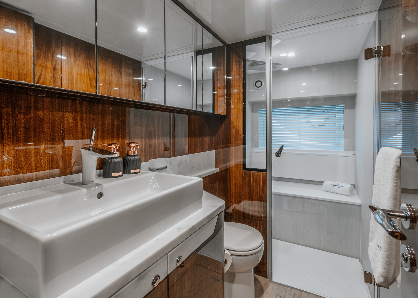 Fairline Squadron 68 bathroom