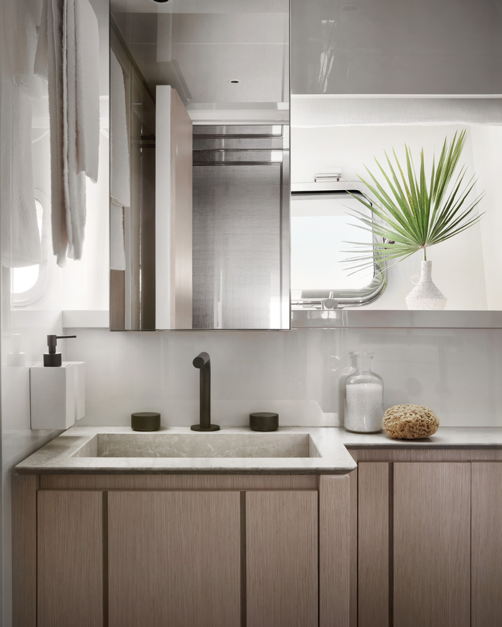Sanlorenzo SX76 bathroom