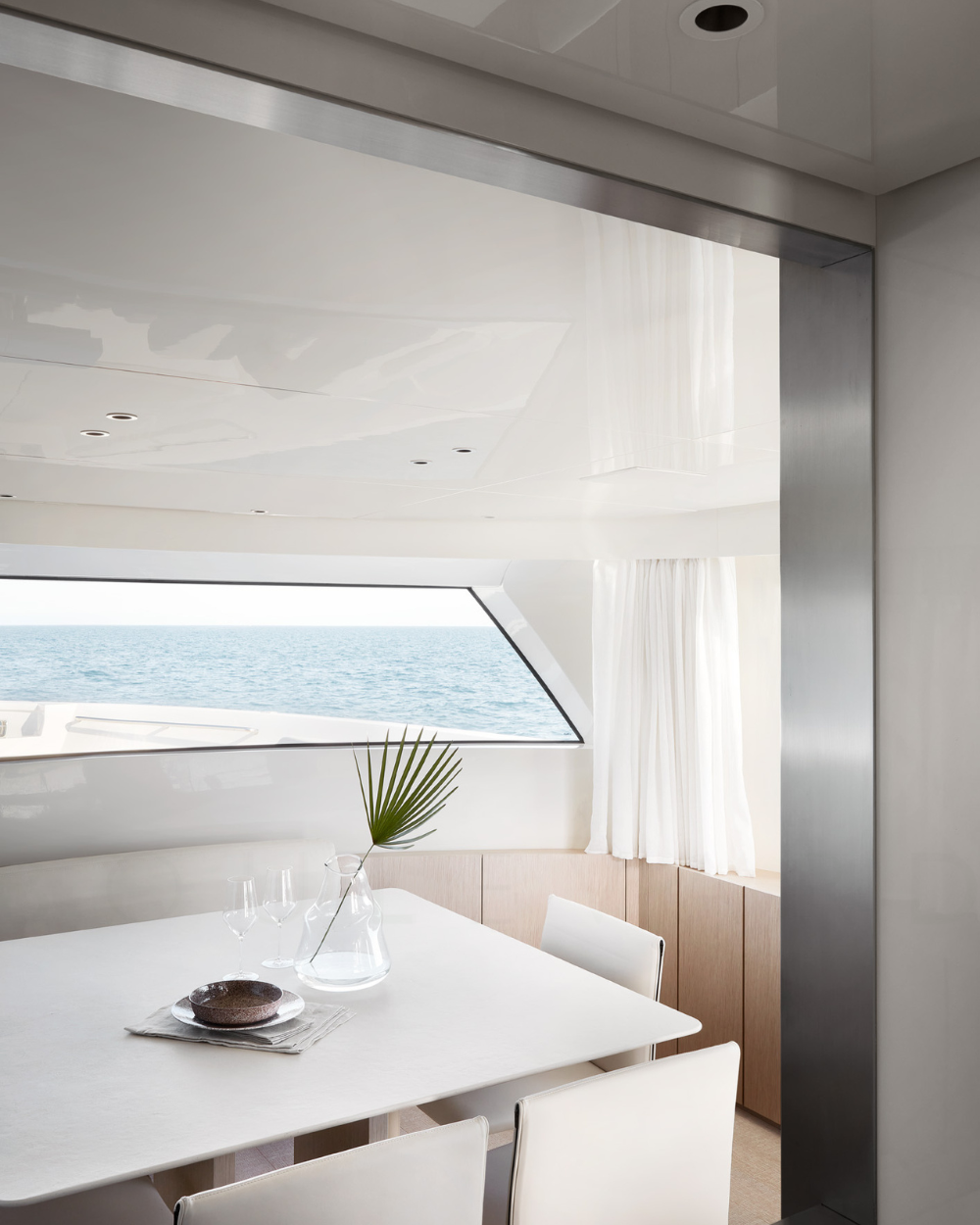Sanlorenzo SX76 dining