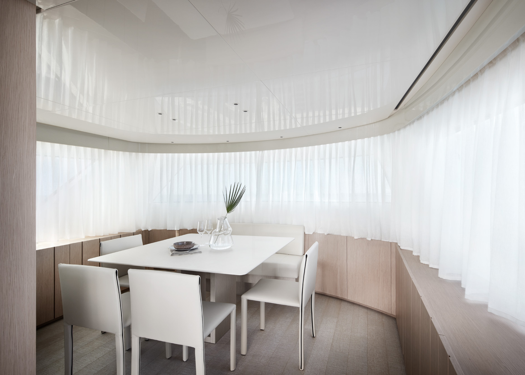 Sanlorenzo SX76 dining