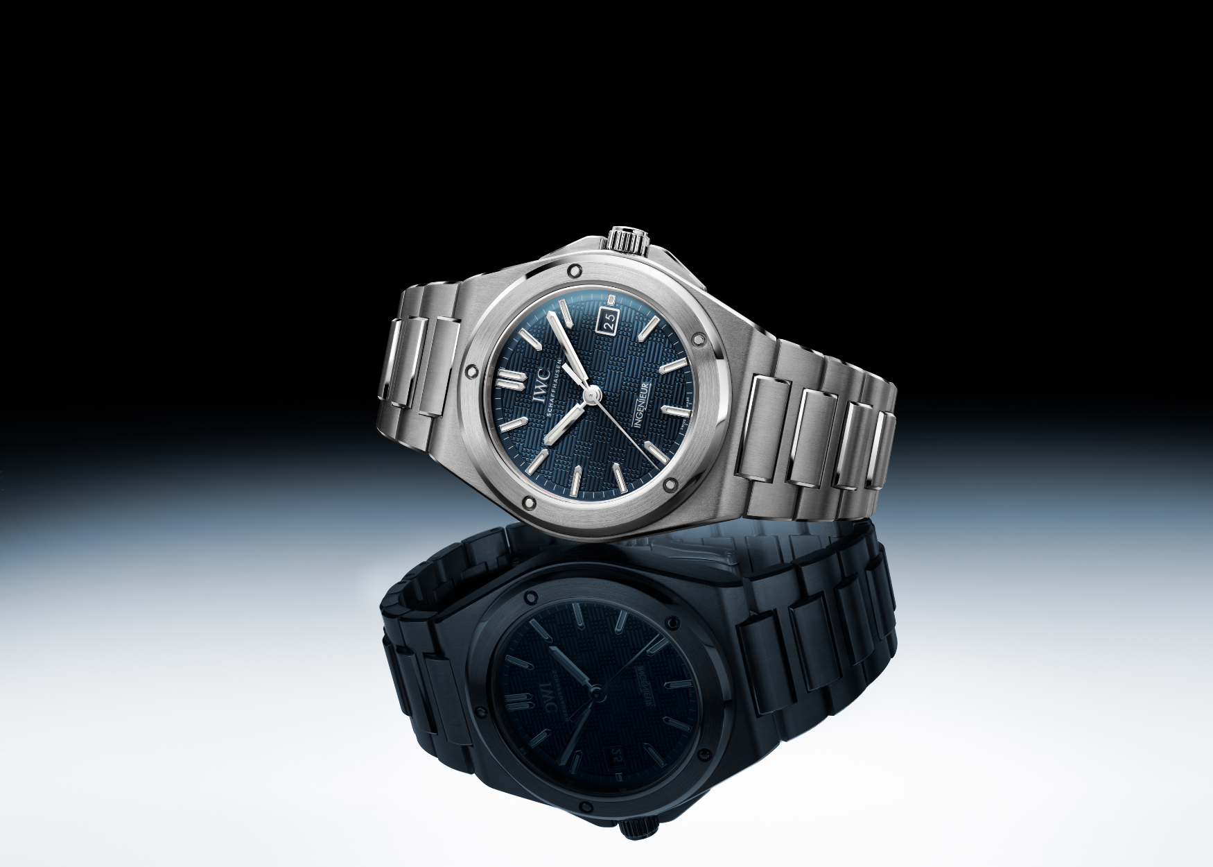 IWC Schauffhausen unveils the Ingenieur Automatic 40 with a striking blue dial