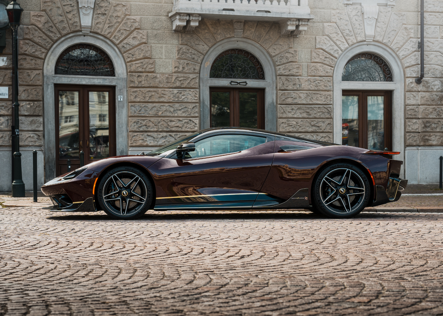 The Sunseeker 76 Yacht offers the comfort of a superyacht with the ease of a midsized cruiser